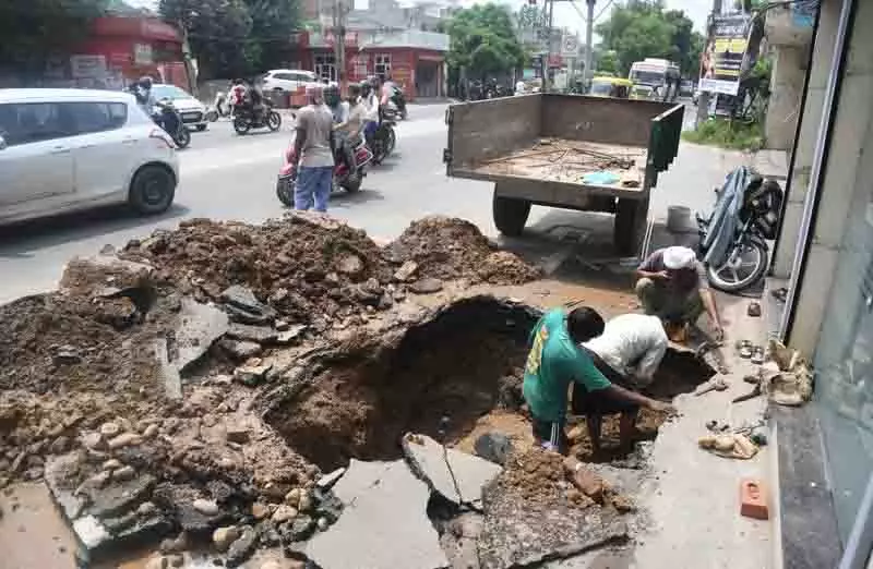 Pakhowal Road पर फिर से भूस्खलन, अस्थायी इंतजामों ने चिंता बढ़ाई Pakhowal Road पर फिर से भूस्खलन, अस्थायी इंतजामों ने चिंता बढ़ाई