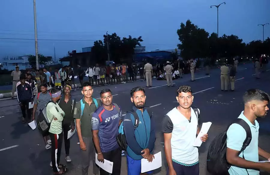अग्निपथ सेना भर्ती रैली: दूसरे दिन 860 अभ्यर्थी उपस्थित अग्निपथ सेना भर्ती रैली: दूसरे दिन 860 अभ्यर्थी उपस्थित