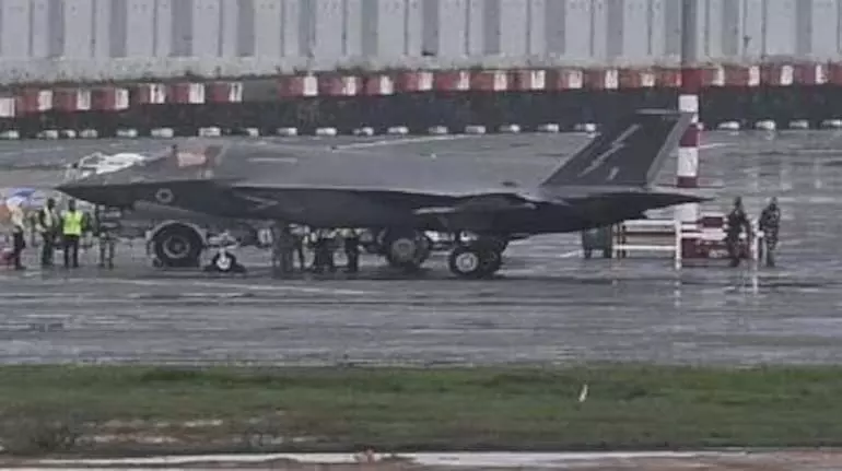 UK F-35B लड़ाकू विमान की जापान में आपातकालीन लैंडिंग UK F-35B लड़ाकू विमान की जापान में आपातकालीन लैंडिंग