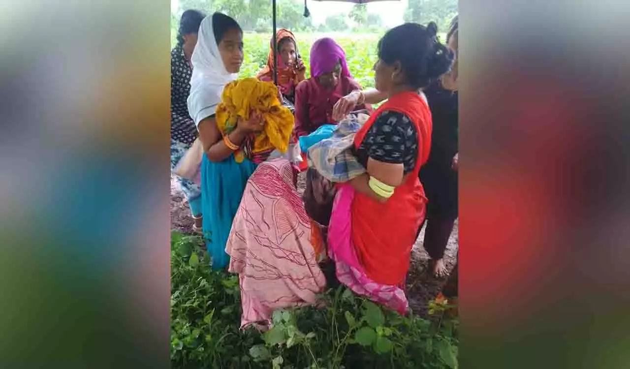 Sangareddy village में सड़क न होने के कारण गर्भवती महिला को 2 किलोमीटर तक पैदल चलना पड़ा Sangareddy village में सड़क न होने के कारण गर्भवती महिला को 2 किलोमीटर तक पैदल चलना पड़ा