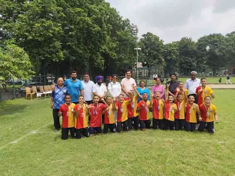 Chandigarh: सेक्टर-37 स्कूल ने अंडर-14 इंटर स्कूल फुटबॉल ट्रॉफी जीती Chandigarh: सेक्टर-37 स्कूल ने अंडर-14 इंटर स्कूल फुटबॉल ट्रॉफी जीती