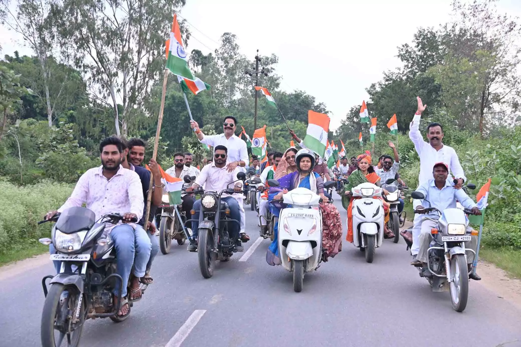 भैयाथन में महिला बाल विकास मंत्री लक्ष्मी रजवाड़े ने तिरंगा रैली में दी एकता और देशभक्ति का संदेश भैयाथन में महिला बाल विकास मंत्री लक्ष्मी रजवाड़े ने तिरंगा रैली में दी एकता और देशभक्ति का संदेश