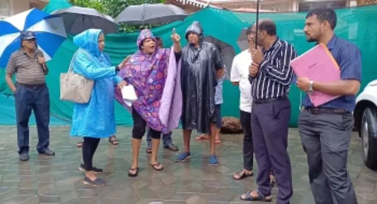 Betalbatim के किसानों ने खेत तक पहुँच रोकने वाली अवैध दीवार का विरोध किया Betalbatim के किसानों ने खेत तक पहुँच रोकने वाली अवैध दीवार का विरोध किया