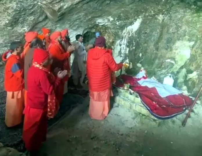 Jammu: छड़ी मुबारक ने पवित्र गुफा में मत्था टेका, पंचतरणी लौटीं Jammu: छड़ी मुबारक ने पवित्र गुफा में मत्था टेका, पंचतरणी लौटीं