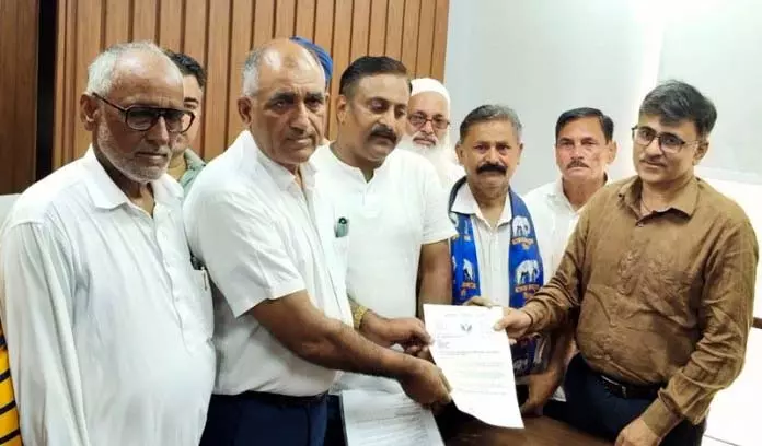 Jammu: बसपा ने पूर्ण राज्य का दर्जा मांगा, राष्ट्रपति को ज्ञापन सौंपा Jammu: बसपा ने पूर्ण राज्य का दर्जा मांगा, राष्ट्रपति को ज्ञापन सौंपा
