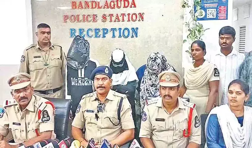 वे महिलाएं जिन्होंने एक बांग्लादेशी लड़की को उसकी खूबसूरती के कारण भारत आने के लिए लुभाया वे महिलाएं जिन्होंने एक बांग्लादेशी लड़की को उसकी खूबसूरती के कारण भारत आने के लिए लुभाया