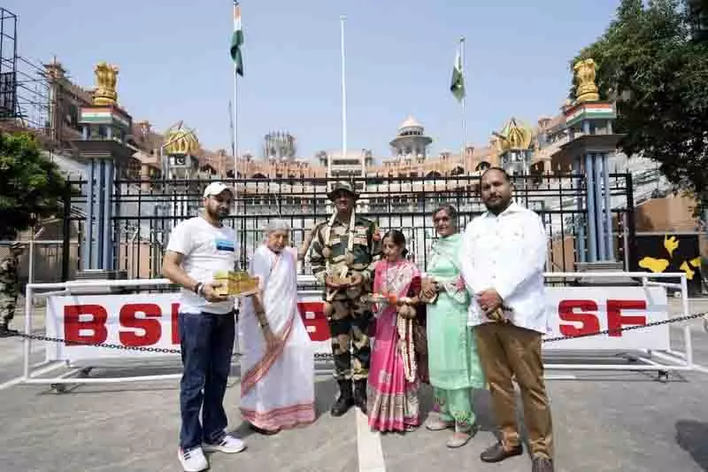 भाजपा नेता चावला ने BSF जवानों के साथ मनाया रक्षाबंधन भाजपा नेता चावला ने BSF जवानों के साथ मनाया रक्षाबंधन
