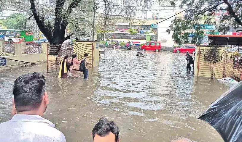 HMDA मुख्यालय एक सप्ताह में दो बार जलमग्न HMDA मुख्यालय एक सप्ताह में दो बार जलमग्न