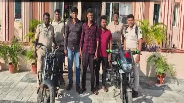 Cuttack में चोरी की बाइक चूमकर पुलिस को सौंपी Cuttack में चोरी की बाइक चूमकर पुलिस को सौंपी