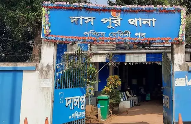 शिव मंदिर में जल चढ़ाने गई पत्नी, पति ने हाथ पकड़कर खींचा शिव मंदिर में जल चढ़ाने गई पत्नी, पति ने हाथ पकड़कर खींचा