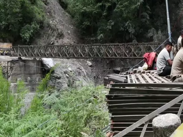 Uttarkashi में बेली ब्रिज से संपर्क बहाल, 800 बचाए गए Uttarkashi में बेली ब्रिज से संपर्क बहाल, 800 बचाए गए