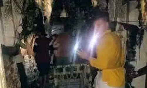 Varanasi: आत्म विश्वेश्वर मंदिर में आरती के दौरान लगी आग, 9 लोग झुलसे Varanasi: आत्म विश्वेश्वर मंदिर में आरती के दौरान लगी आग, 9 लोग झुलसे