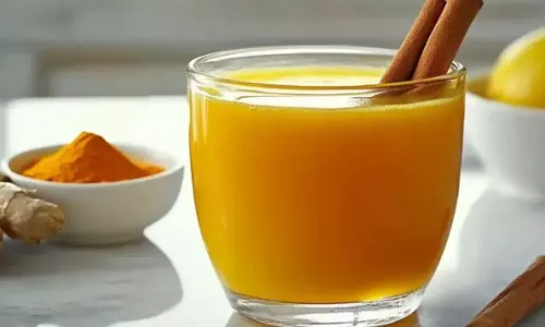 Turmeric Water Bath:जानिए पानी में हल्दी डालकर नहाने से क्या होता है Turmeric Water Bath:जानिए पानी में हल्दी डालकर नहाने से क्या होता है