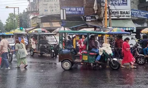 ग्राउंड रिपोर्ट: जीटीबी नगर मेट्रो स्टेशन के पास ई-रिक्शा और ऑटो से जाम हुई सड़कें ग्राउंड रिपोर्ट: जीटीबी नगर मेट्रो स्टेशन के पास ई-रिक्शा और ऑटो से जाम हुई सड़कें