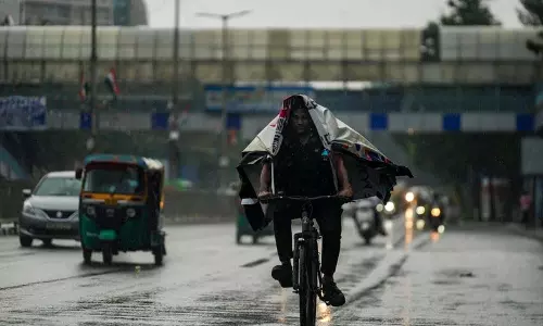खराब मौसम के कारण दिल्ली हवाई अड्डे पर 300 से अधिक उड़ानें विलंबित