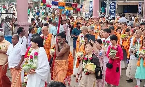 जापानी मुरुगा भक्त विश्व कल्याण के लिए पलानी में दूध के बर्तन ले जा रहे है