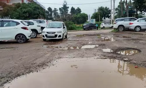 पंचकूला का पेरिस ड्रीम गड्ढों में डूबा पंचकूला का पेरिस ड्रीम गड्ढों में डूबा