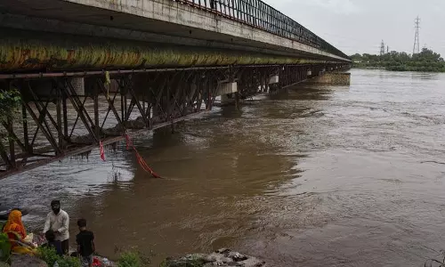 दिल्ली में यमुना का जलस्तर चेतावनी निशान के पास दिल्ली में यमुना का जलस्तर चेतावनी निशान के पास