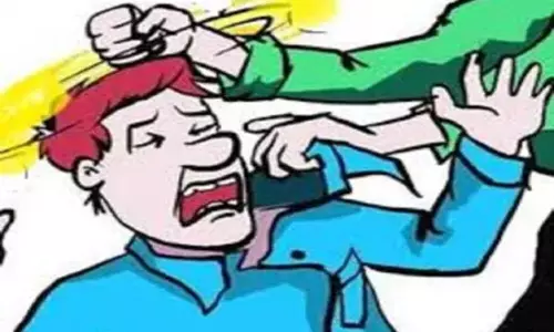 कोर्ट परिसर में मारपीट, वकील के काउंटर में बै`ठा था पीड़ित