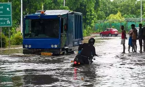 जीबी नगर में भारी बारिश, सड़कें और बेसमेंट डूबे, यातायात बाधित जीबी नगर में भारी बारिश, सड़कें और बेसमेंट डूबे, यातायात बाधित