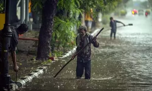 नरेला में खुले मैनहोल में गिरने से बच्चे की मौत