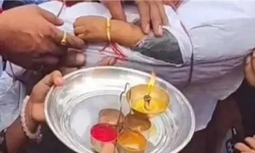 हर किसी की आंखें नम कर दीं...मृत भाई की कलाई पर बांधी राखी