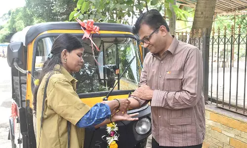 ऑटो चालक, झुग्गी-झोपड़ियों के बच्चों और हाशिए पर रहने वाली महिलाओं के साथ रक्षाबंधन मनाया ऑटो चालक, झुग्गी-झोपड़ियों के बच्चों और हाशिए पर रहने वाली महिलाओं के साथ रक्षाबंधन मनाया