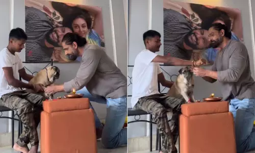 रक्षाबंधन पर शेफाली जरीवाला ने घरेलू मददगार और डॉग को बांधी राखी रक्षाबंधन पर शेफाली जरीवाला ने घरेलू मददगार और डॉग को बांधी राखी
