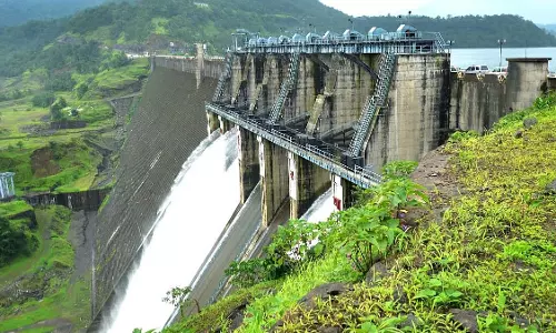 बांध पर जलविद्युत और तैरती सौर ऊर्जा को मिलाकर 100 MW की हाइब्रिड बिजली परियोजना को मंजूरी दी बांध पर जलविद्युत और तैरती सौर ऊर्जा को मिलाकर 100 MW की हाइब्रिड बिजली परियोजना को मंजूरी दी
