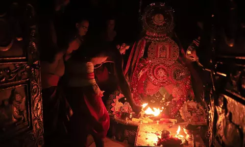 रक्षा बंधन उत्सव के उपलक्ष्य में MP के उज्जैन में ज्योतिर्लिंग को पहली राखी बांधी गई रक्षा बंधन उत्सव के उपलक्ष्य में MP के उज्जैन में ज्योतिर्लिंग को पहली राखी बांधी गई