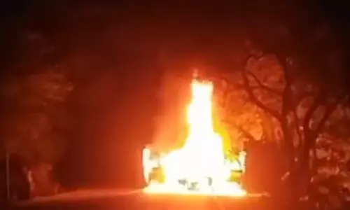 कार की बोनट में लगी आग ने लिया विकराल रूप, सवार थे 6 लोग कार की बोनट में लगी आग ने लिया विकराल रूप, सवार थे 6 लोग