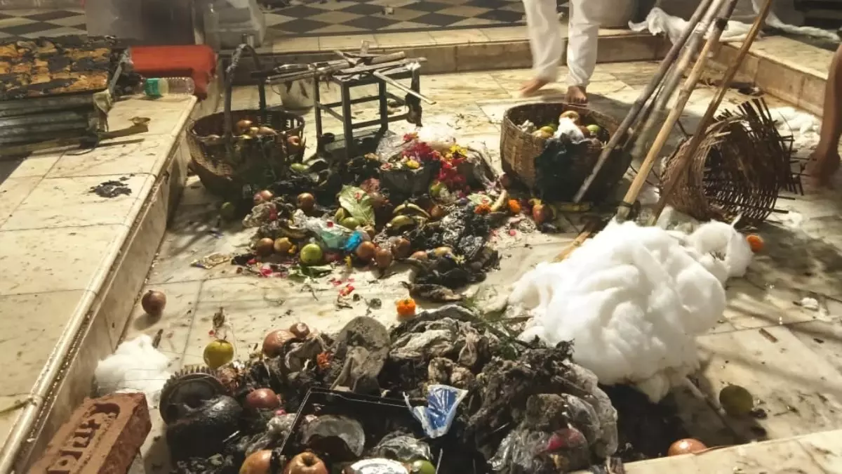 Vishwaeshwar Mahadev मंदिर में आरती के दौरान लगी आग सात लोग घायल Vishwaeshwar Mahadev मंदिर में आरती के दौरान लगी आग सात लोग घायल