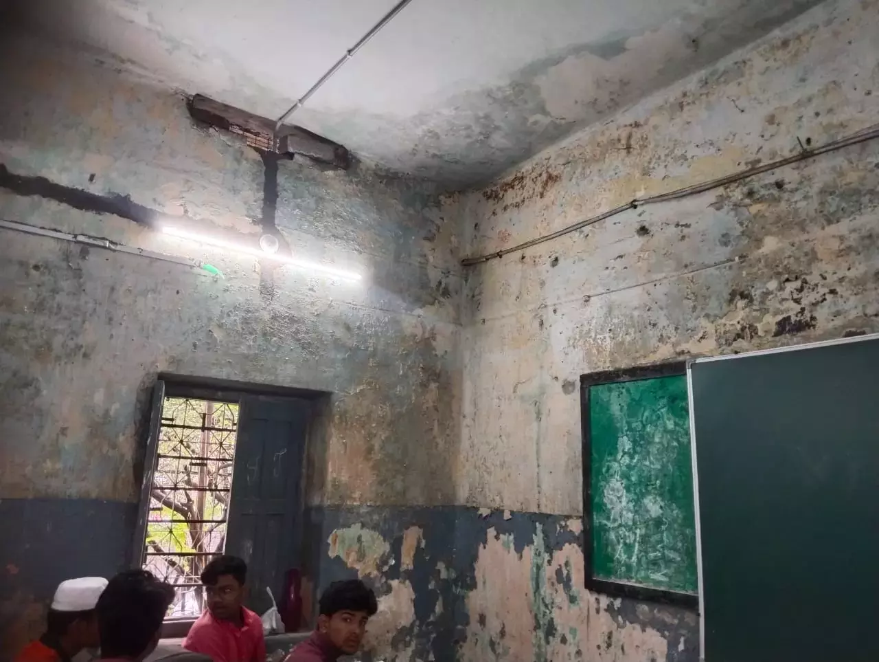 Telangana: नामपल्ली कॉलेज की बदहाली से सुरक्षा को खतरा Telangana: नामपल्ली कॉलेज की बदहाली से सुरक्षा को खतरा