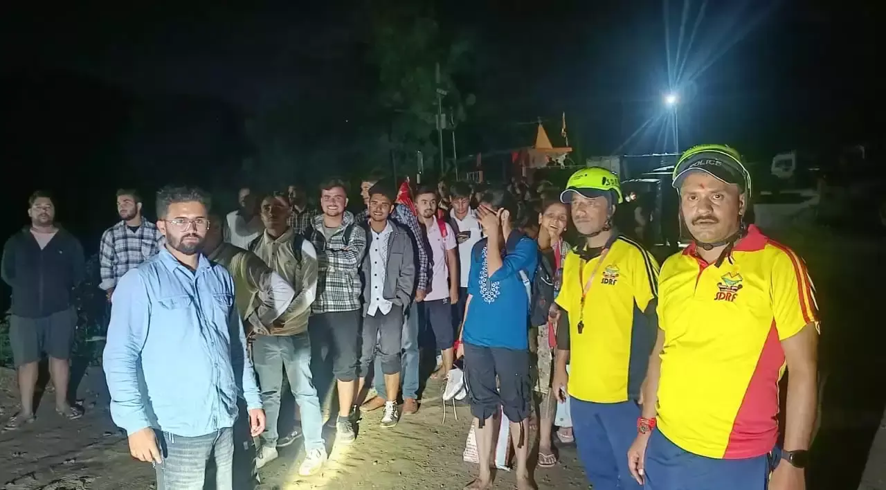 Champawat: स्वाला में सड़क बंद होने से यातायात प्रभावित Champawat: स्वाला में सड़क बंद होने से यातायात प्रभावित