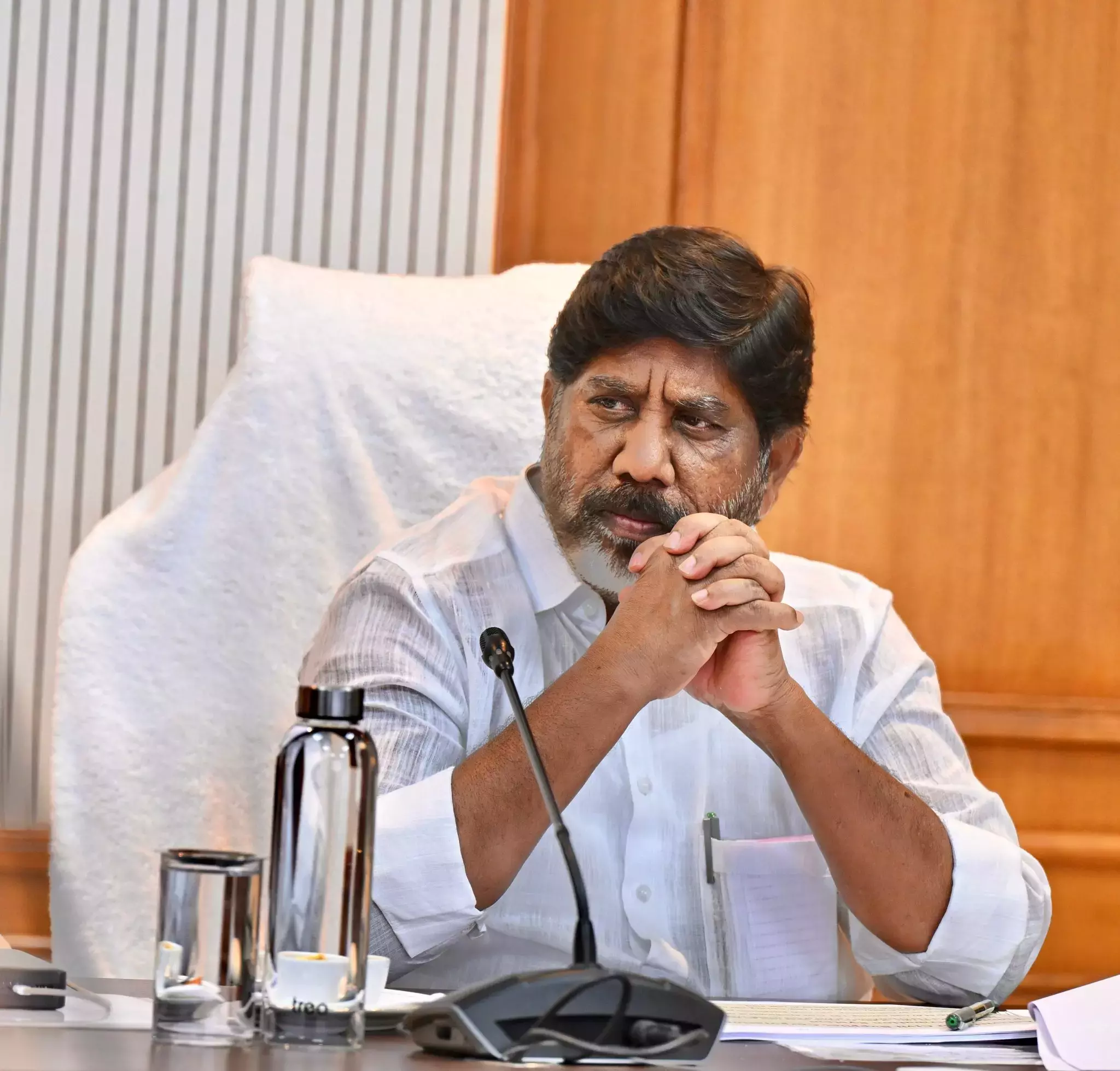 Telangana: भट्टी ने सरकारी इमारतों पर सौर ऊर्जा संयंत्र लगाने पर ज़ोर दिया Telangana: भट्टी ने सरकारी इमारतों पर सौर ऊर्जा संयंत्र लगाने पर ज़ोर दिया