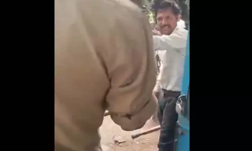 पत्नी का VIDEO सामने आया, सड़क पर पति को बाल पकड़कर पीटा, रौद्र रूप वायरल