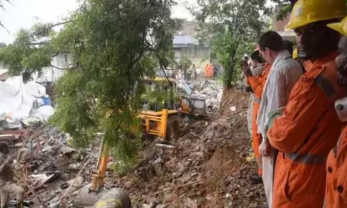 दक्षिण-पूर्वी दिल्ली में मंदिर की दीवार गिरने से सात लोगों की मौत दक्षिण-पूर्वी दिल्ली में मंदिर की दीवार गिरने से सात लोगों की मौत