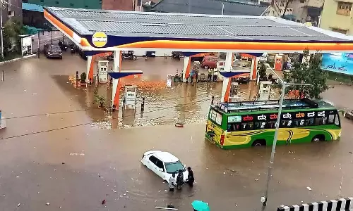 भारी बारिश: राजमार्ग और रेलवे स्टेशन में पानी घुस गया भारी बारिश: राजमार्ग और रेलवे स्टेशन में पानी घुस गया