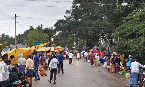 सड़क के किनारे साप्ताहिक बाजार: व्यापारियों और ग्राहकों के लिए परेशानी