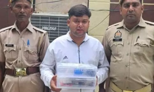 Bareilly: पांच मिनट में फर्जी कार्ड बनाने वाला गिरफ्तार Bareilly: पांच मिनट में फर्जी कार्ड बनाने वाला गिरफ्तार