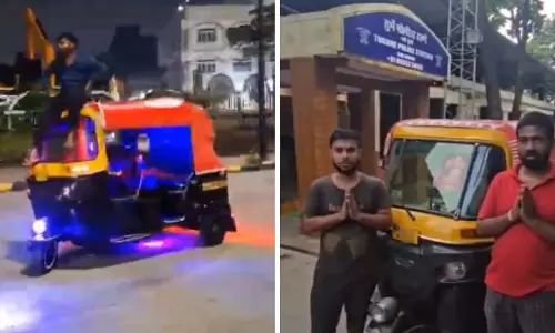 Mumbai : चलती ऑटो रिक्शा पर स्टंट करने पर 2 लोगों पर मामला दर्ज