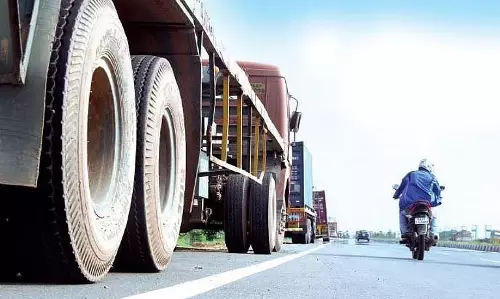 Sambalpur में ट्रक पार्किंग से आवागमन में परेशानी, अधिकारियों ने नहीं दिया ध्यान