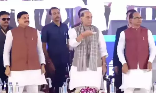 केंद्रीय रक्षा मंत्री ने MP के रायसेन में 1,800 करोड़ की ग्रीनफील्ड रेल कोच फैक्ट्री की आधारशिला रखी केंद्रीय रक्षा मंत्री ने MP के रायसेन में 1,800 करोड़ की ग्रीनफील्ड रेल कोच फैक्ट्री की आधारशिला रखी