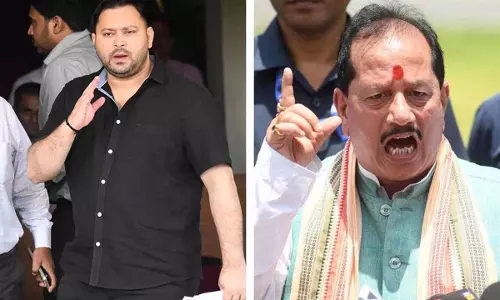 Patna: दो वोटर लिस्ट में नाम, डिप्टी CM पर तेजस्वी का हमला Patna: दो वोटर लिस्ट में नाम, डिप्टी CM पर तेजस्वी का हमला