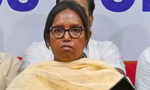 Mumbai: मुंबई कांग्रेस अध्यक्ष पद पर संकट के बादल, वर्षा गायकवाड़ पर नजर Mumbai: मुंबई कांग्रेस अध्यक्ष पद पर संकट के बादल, वर्षा गायकवाड़ पर नजर