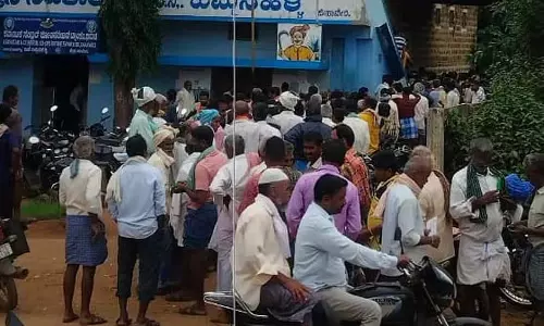 Haveri : यूरिया खरीदने के लिए उमड़े किसान Haveri : यूरिया खरीदने के लिए उमड़े किसान