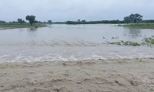नदी उफान पर: जनजीवन अस्त-व्यस्त