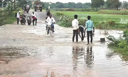 सिरुगुप्पा तालुक के विभिन्न हिस्सों में बारिश: नहरें ओवरफ्लो सिरुगुप्पा तालुक के विभिन्न हिस्सों में बारिश: नहरें ओवरफ्लो