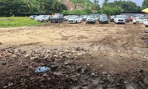 बारिश के कारण कीचड़ से भरा मैदान: विजयविठ्ठला के पास पार्किंग की समस्या