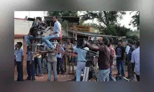वेतन वृद्धि विवाद को लेकर Telugu सिनेमा कर्मियों ने फिल्म शूटिंग रोकने की चेतावनी दी वेतन वृद्धि विवाद को लेकर Telugu सिनेमा कर्मियों ने फिल्म शूटिंग रोकने की चेतावनी दी